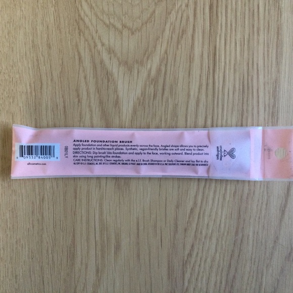 E.L.F. Angled Foundation Brush 6 " NWT - Picture 3 of 6